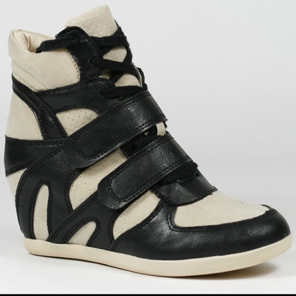 *SOLD*👏 High top fashion sneakers wedge  Size 7