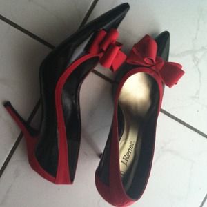 Black pumps w red sides and bow