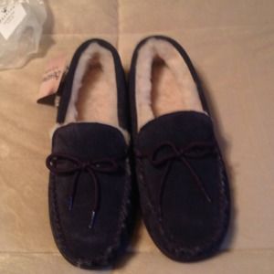 BUNDLE northface top, Bearpaw , and black shoes.