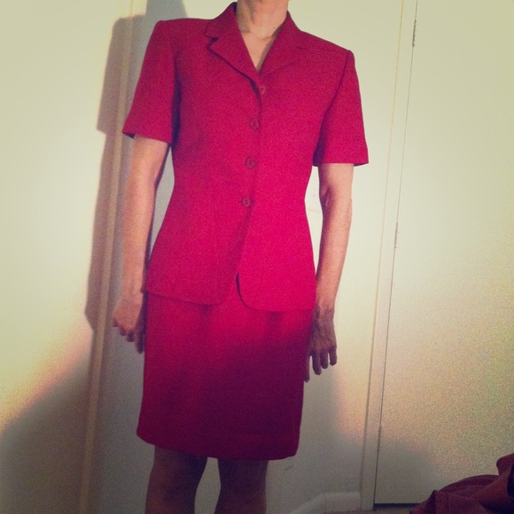 Short sleeve red suit