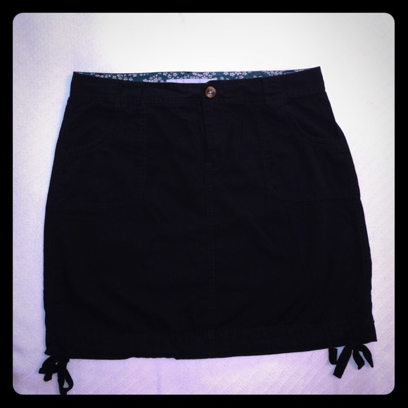 Cute little black skirt.