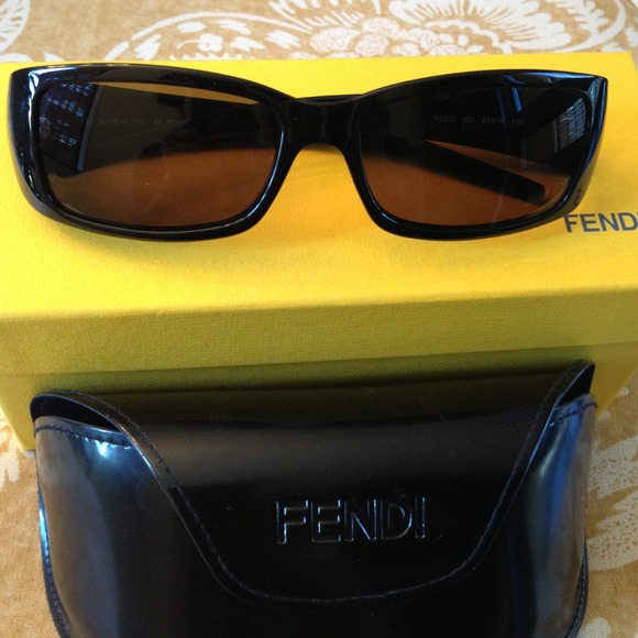 SOLD IN BUNDLE 🎀 Authentic FENDI Sunglasses - Picture 2 of 4