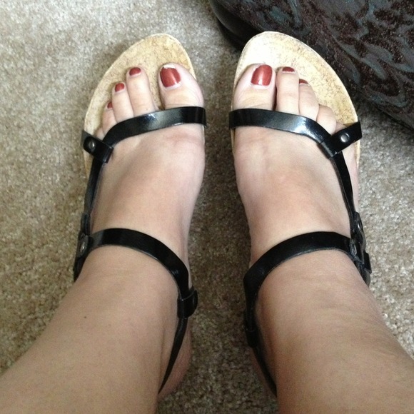 Kenneth Cole Reaction black strap sandals