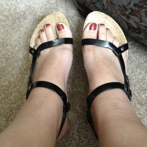 Kenneth Cole Reaction black strap sandals