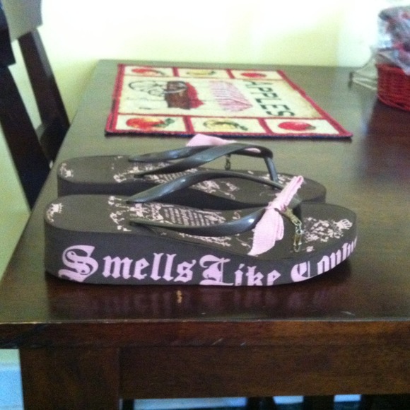Juicy couture flip flops - Picture 2 of 3