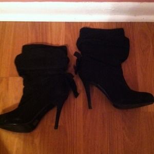 🚨Reduced!!! Black faux suede boots!🎀