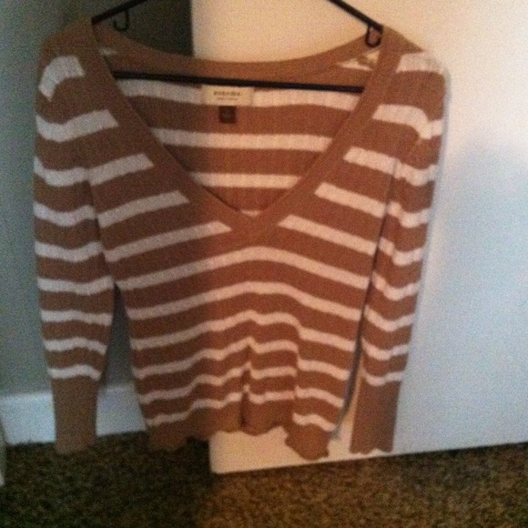 Tan and white sweater - Picture 2 of 2