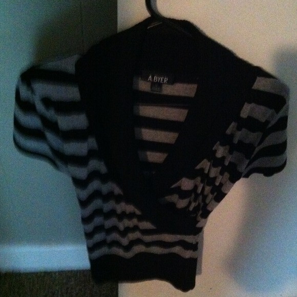 Black and grey short sleeve dressy sweater - Picture 2 of 2