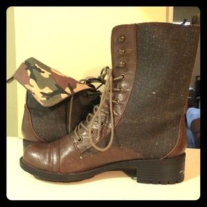 Brown army fatigue combat boots