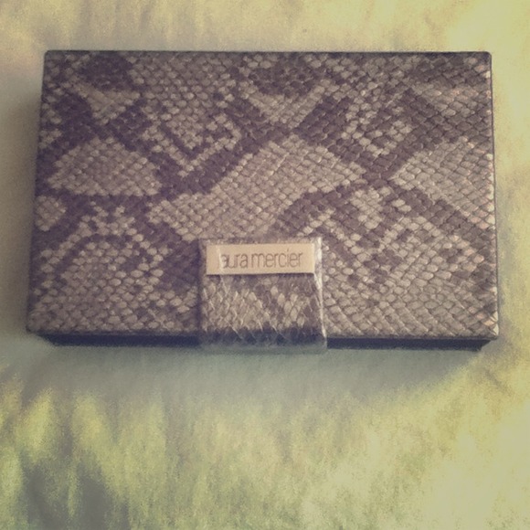 Hold for @ktorrez90 Laura Mercier Eye Palette ! 💄