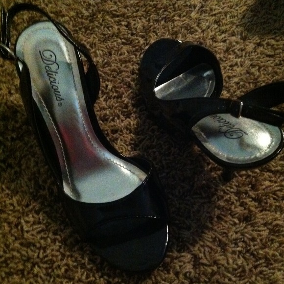 Black heels - Picture 3 of 3