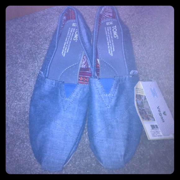 Woman's size 10 Toms
