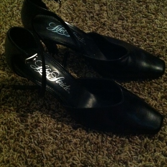 Black closed toe shoes - Picture 1 of 3