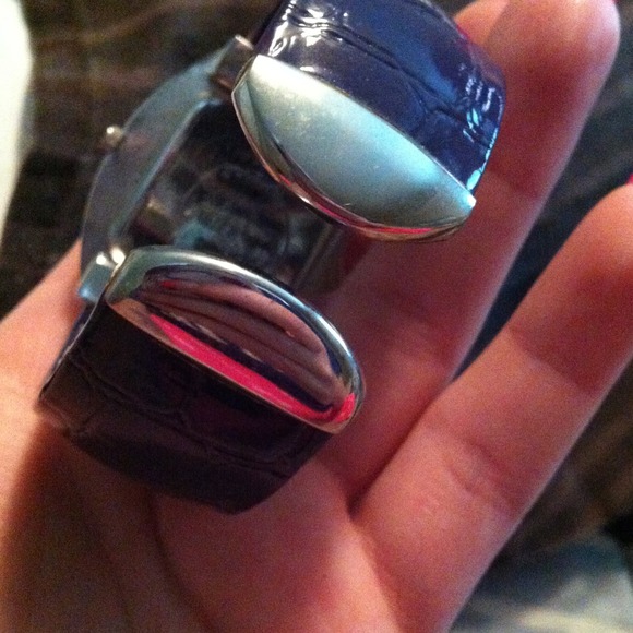 Cuff watch - Picture 2 of 3