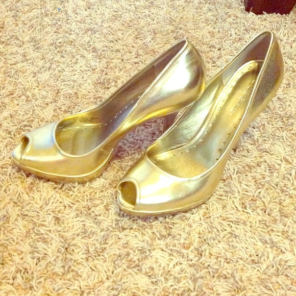 SOLD!!Size 7.5 BCBG Girls Gold Peep Toe Pumps