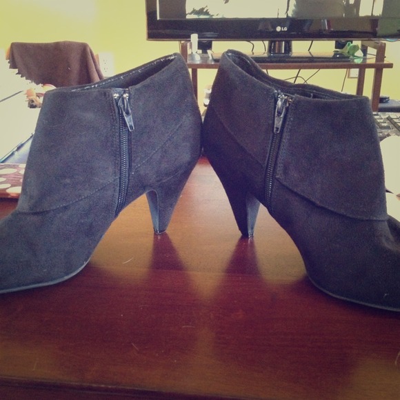 2.5 inch heels!! Very cute and basic!