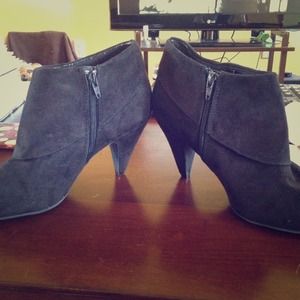 2.5 inch heels!! Very cute and basic!