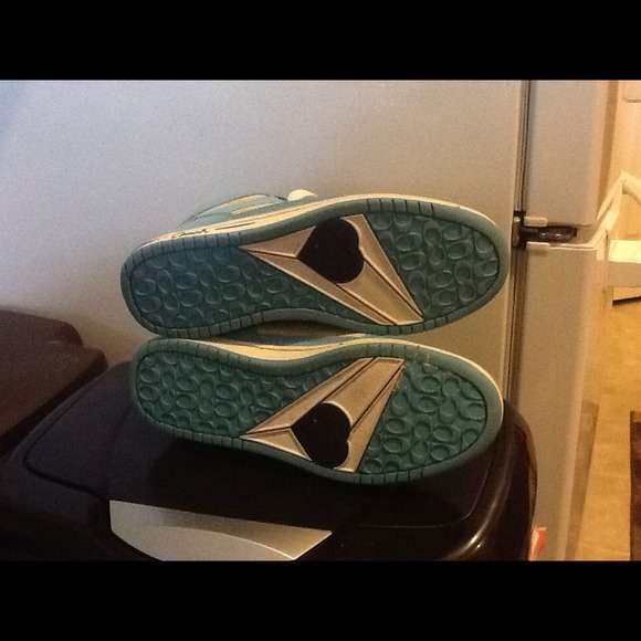 Tennis shoes