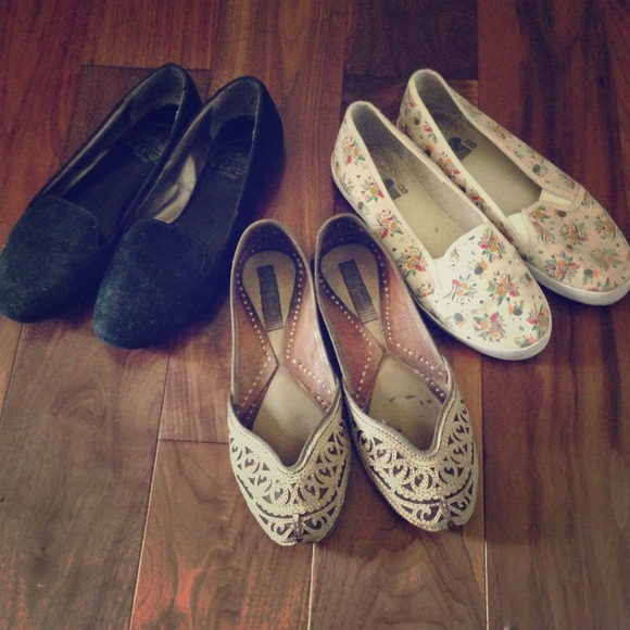 LOT three pairs of vintage flats, size 8, used