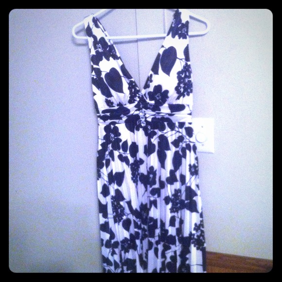 floral print dress.