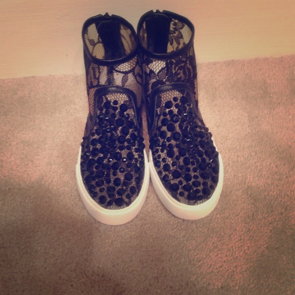 **BRAND NEW*** Valentino Caravani