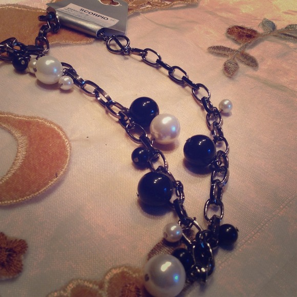 Black/white necklace - Picture 1 of 2