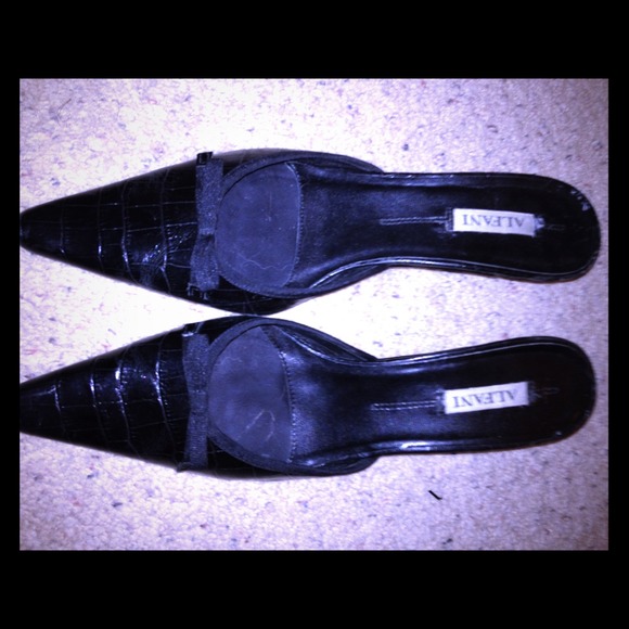 ALFANI BOW OPEN BACK HEELS.