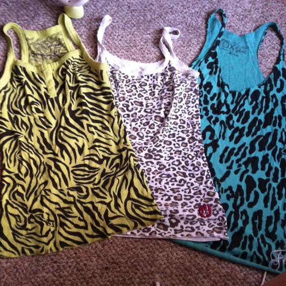 🚫Sold in bundle🚫of three animal print tanks