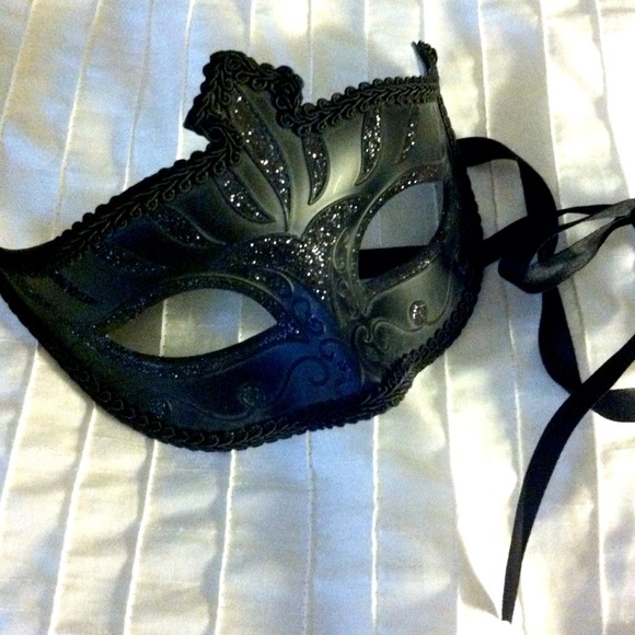 SOLD 💋Black Masquerade Mask!