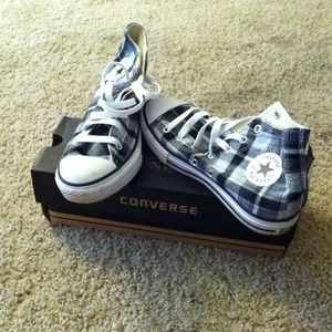 Plaid gray and black converse