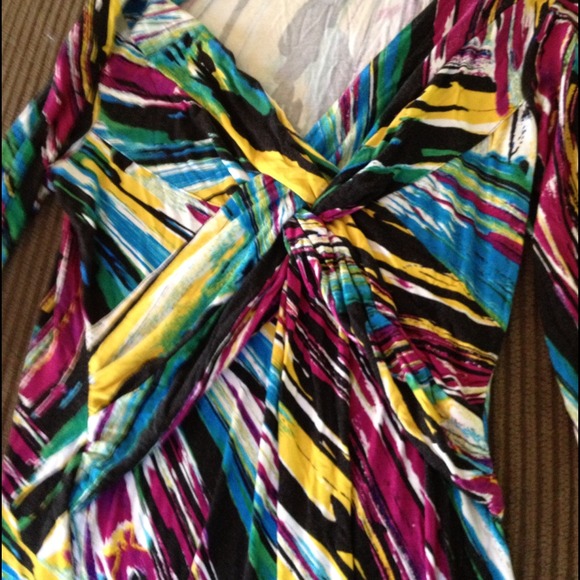 3/4 v neck colorful top med never worn