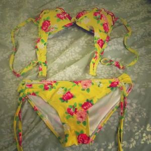 Pin-Up Style Push-Up Bikini