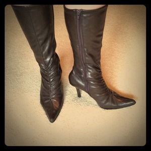 Brown pointy toe boots