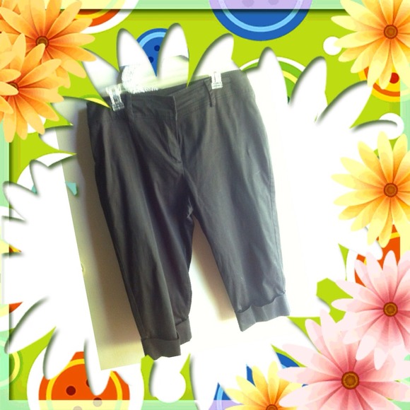 ✂. PRICE CUT. ✂🌹 Black Capris 🌹