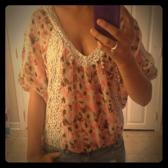 Cute loose fitting top! - Picture 1 of 4