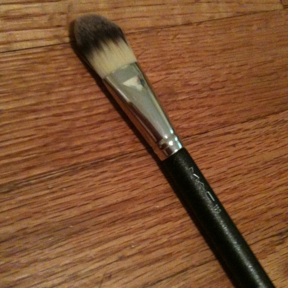 🌻TRADED🌻 MAC case & 190 brush! - Picture 2 of 4