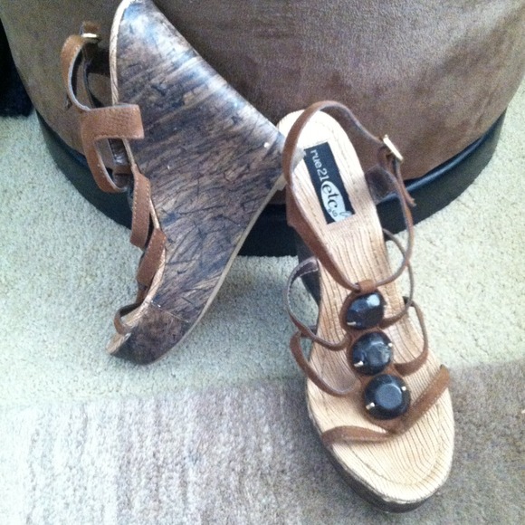 Embellished summer brown wedges!