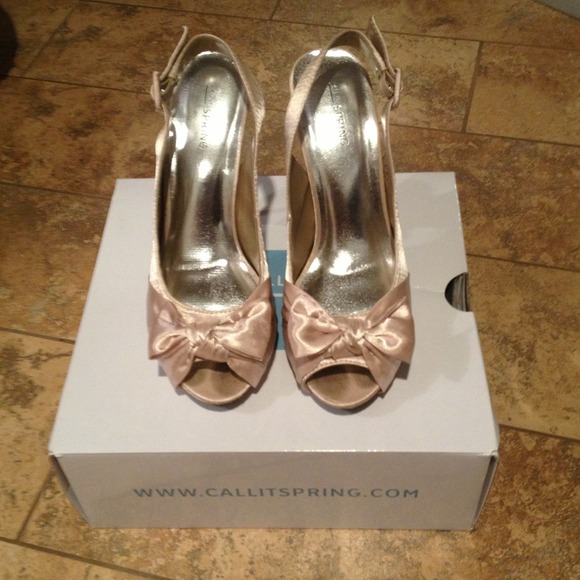 Nude shoes with bow