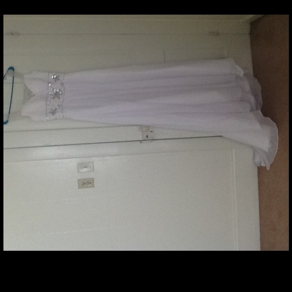 Brand new size 6 wedding dress.