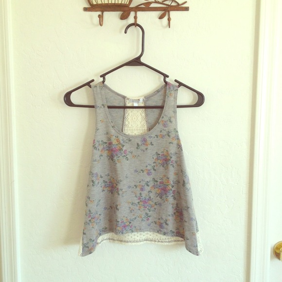 💛SOLD!💛 🎉🎀✨HOST PICK✨🎀🎉Delia's floral tank