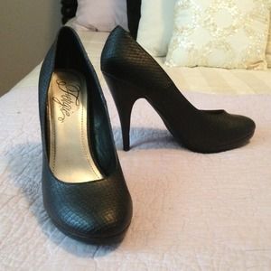 NWOT Fergie Black Pumps Sz 8