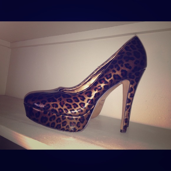 Leopard pumps