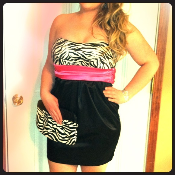 Dresses & Skirts - REDUCED! Very flattering zebra print dress.
