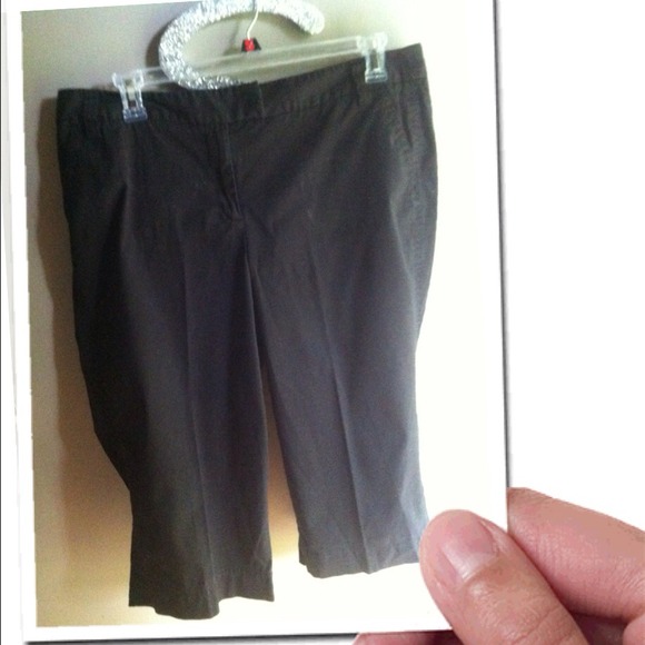 ✂. PRICE CUT. ✂🌺 Black Capris 🌺