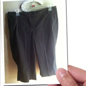 ✂. PRICE CUT. ✂🌺 Black Capris 🌺