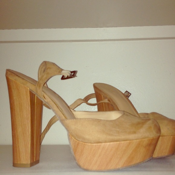 Wooden heel shoe