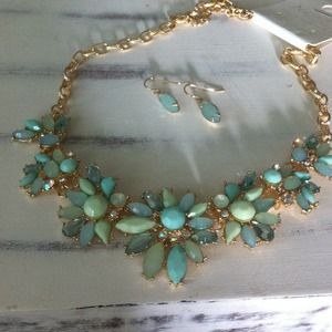 Mint/gold graduating flower necklace set