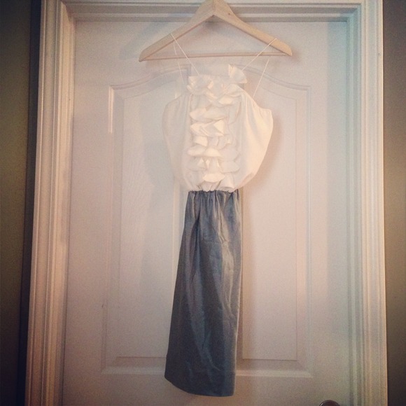 Ruffle Dress top it that is simple and elegant - Picture 3 of 4