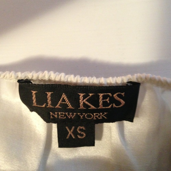 Ruffle Dress top it that is simple and elegant - Picture 4 of 4