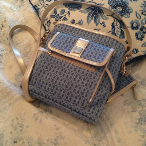 Giani Bernini Annabelle Signature Crossbody🌷💐